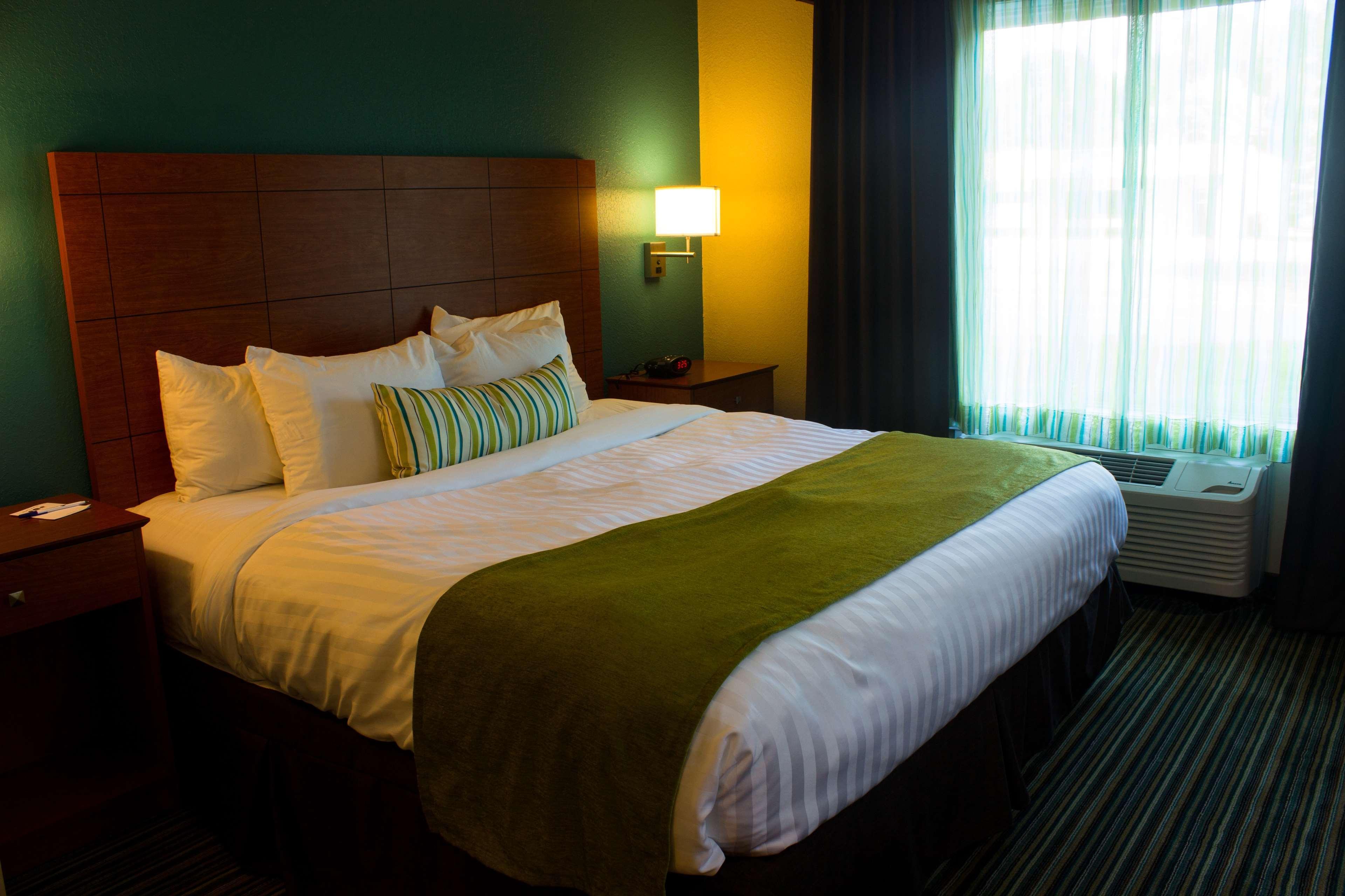 Best Western Plus Menomonie Inn & Suites Экстерьер фото